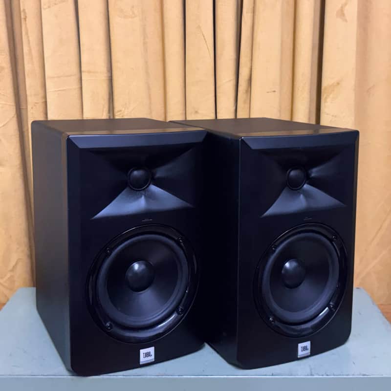 JBL LSR305 2-Way Active Studio Monitors (Pair) | Reverb Canada