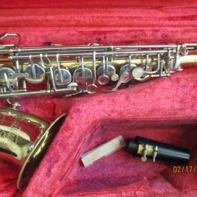 Armstrong brand Saxophone with mouthpiece, reed and case. Made in USA image 3
