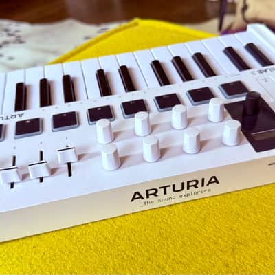 Arturia MiniLab 3 (MKIII) 25-Key MIDI Controller 2022 - Present - White image 2