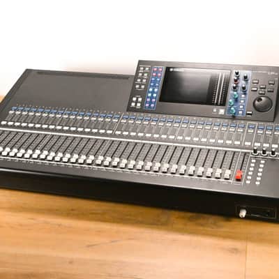 Yamaha LS9-32 32-Input Digital Mixing Console CG01Y2A image 1