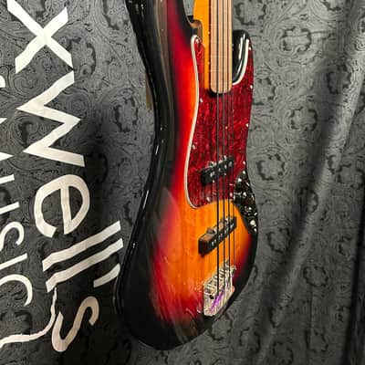 Squier Classic Vibe '60s Fretless Jazz Bass Guitar- 3-Tone Sunburst (Pre-Owned) image 7