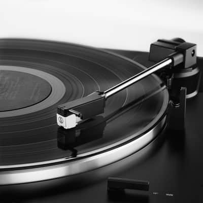 Audio-Technica Fully Automatic Belt-Drive Turntable with Bookshelf Speakers image 6