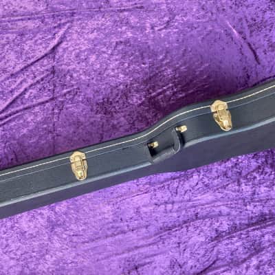 Godin Hardcase for A4 Ultra Bass or other bass models* Robust made in Canada * in very good condition except for one broken latch *RC-19* image 4