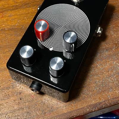 Super-Freq Ugly Face 2022 Black gloss engraved circles image 1