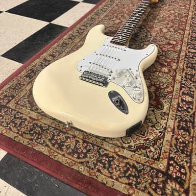 Fender Standard Roland Ready Stratocaster 2006 - 2012 - Arctic White image 1
