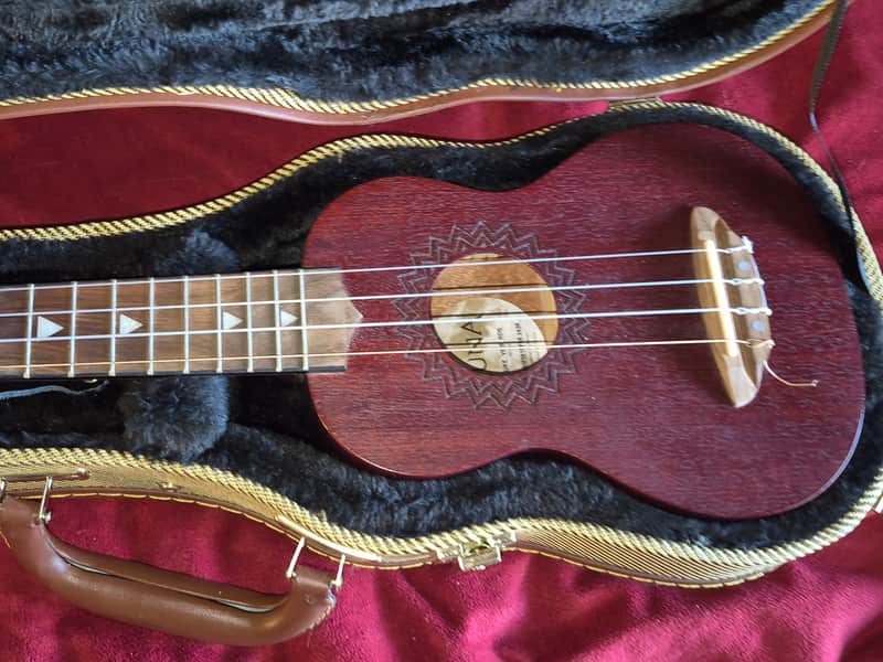 Luna Uke with case image 1