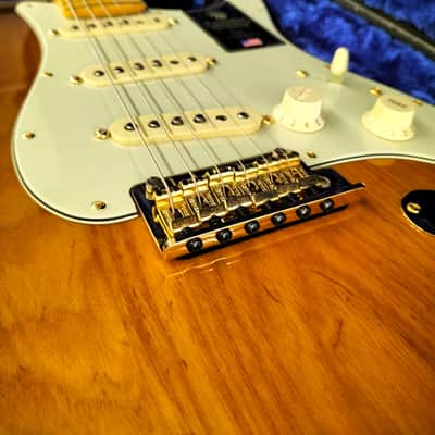 Fender 75TH ANNIVERSARY COMMEMORATIVE STRATOCASTER Maple Fingerboard, 2-Color Bourbon Burst image 20
