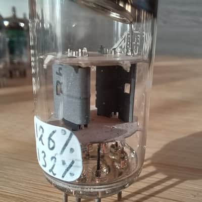 Immagine Very rare earlier construction 1956 NOS TELEFUNKEN ecc81 12at7 perfect, fully tested. Rounded plate with no hole. - 6