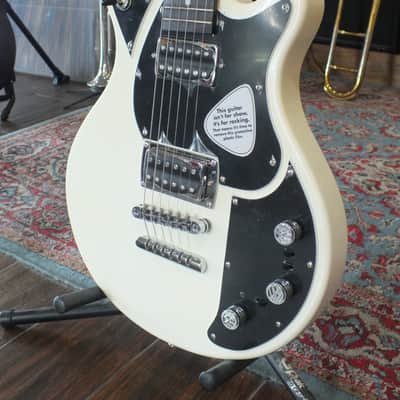 First Act Limited Edition Volkswagen Garage Master 2007-09 White with Black Pickguard image 3