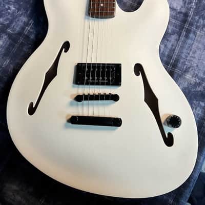 Mint Fender Tom DeLonge Starcaster 2024 - Present - Olympic White - 6.5 Lbs. - G02897 - Authorized Dealer image 3