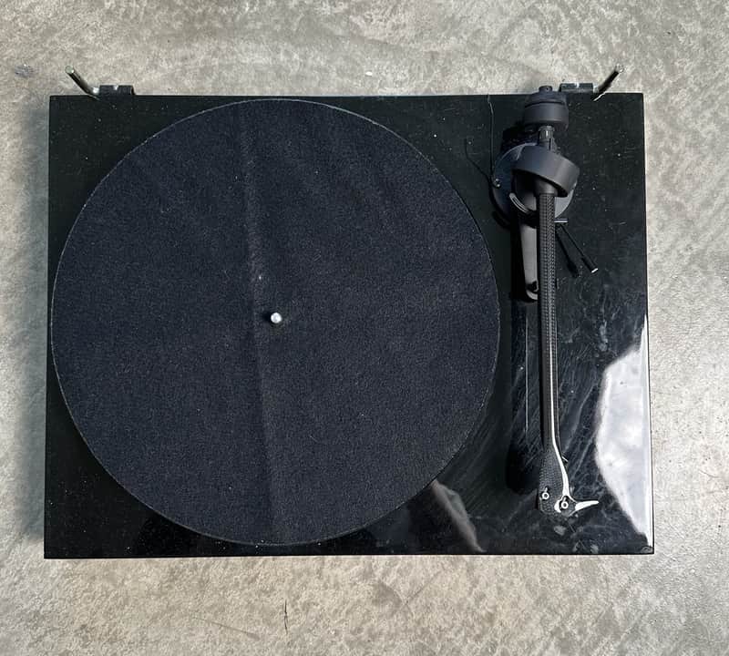 Pro-Ject Debut Carbon DC Turntable with Ortofon 2M Red image 1