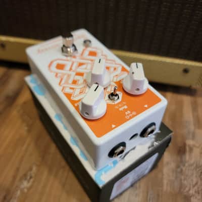 EarthQuaker Devices Spatial Delivery Envelope Filter with Sample & Hold Guitar Effect Pedal MINT image 3