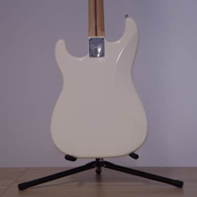 Squier Bullet Stratocaster HSS HT 2021 - Arctic White image 4