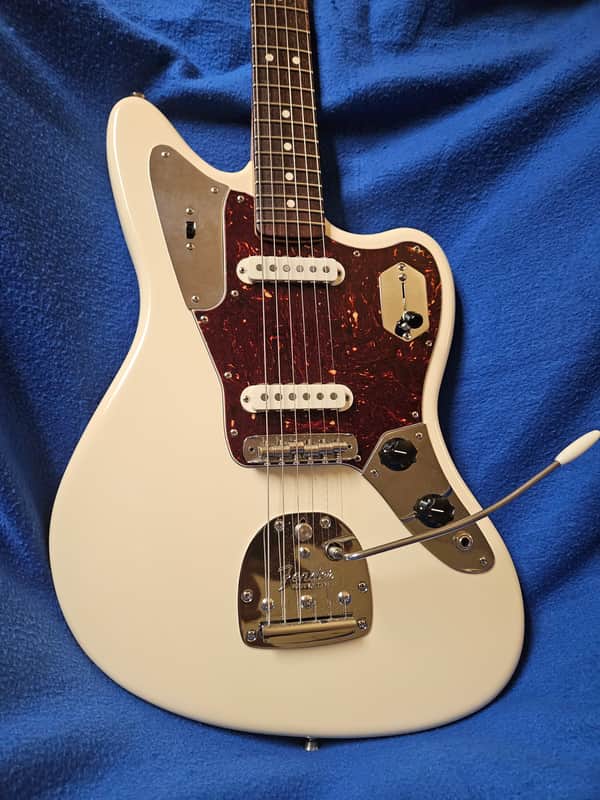 Fender American Professional Jaguar, Rosewood, Olympic White, Pro Bridge modern spacing