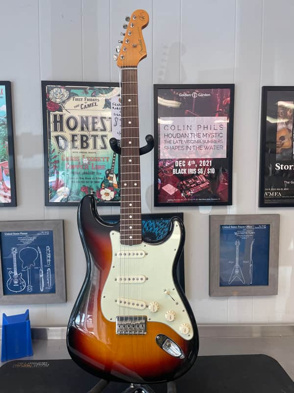 Fender Robert Cray Artist Series Signature Stratocaster 2003 - Present - 3-Color Sunburst image 1