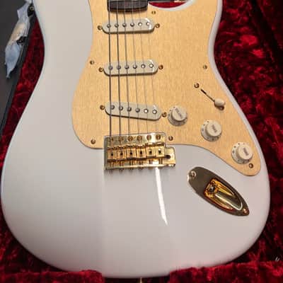 Fender Custom Shop 75th Diamond Anniversary Stratocaster – Diamond White Pearl NOS – Gold Hardware – 2021 image 3