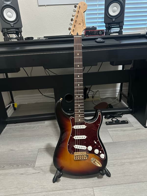 Fender Deluxe Players Stratocaster with Rosewood Fretboard 2005 - 2016 - 3-Color Sunburst image 1