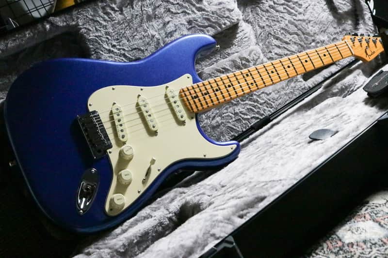 Fender American Ultra Stratocaster with Maple Fretboard 2023 - Cobra Blue