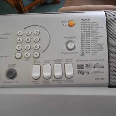 YAMAHA YPT-300 PORTABLE GRAND PIANO image 5