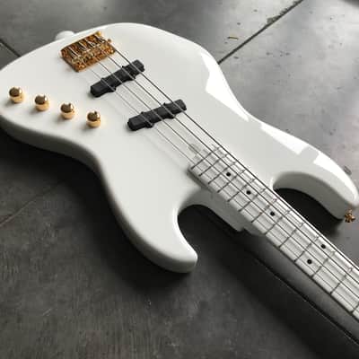 Moon Larry Graham Signature 2018 Snow White image 7