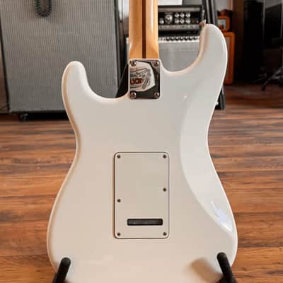 Fender Stratocaster Player (Pau Ferro Fingerboard) 2020 - Polar White image 8