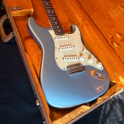 Fender 2005 FSR American Deluxe '62 Stratocaster Reissue Ice Blue Metallic with Matching Headstock image 2