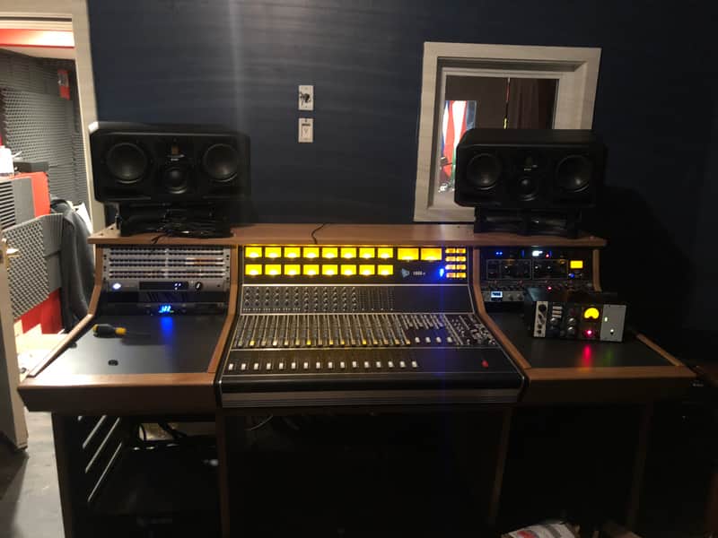 API 1608 16-Channel 8-Bus Recording Console (Loaded, 6 x 550A / 6 550B / 4x 560) 2010s - Black image 1