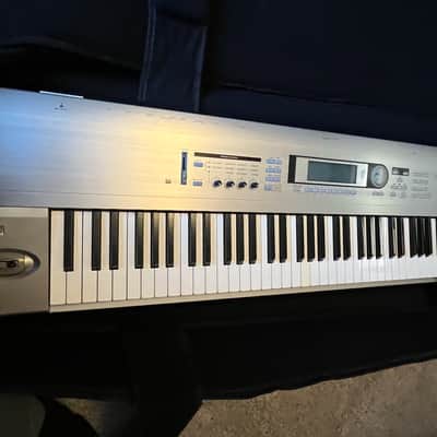 Korg Triton LE 88-Key 62-Voice Polyphonic Workstation 2000 -2002 - Silver image 2