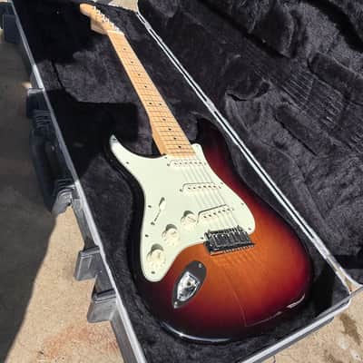 Fender American Deluxe Stratocaster Left-Handed 2012 - - 3-Color Sunburst - Maple Fretboard - USA w/ OHSC image 2
