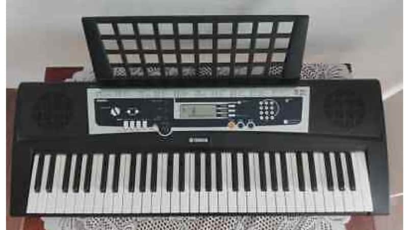 Yamaha YPT-210 61-key Keyboard image 1