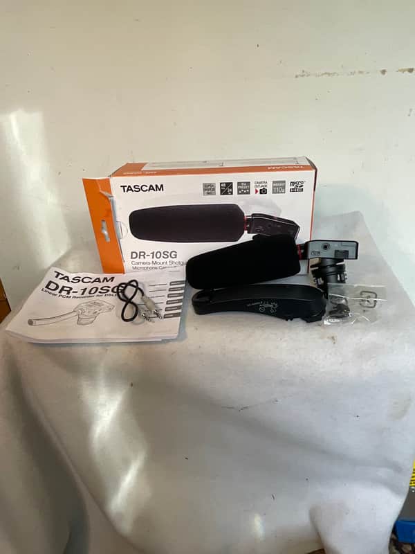 TASCAM DR-10SG Camera-Mountable DSLR Audio Recorder with Shotgun Microphone 2010s - Black image 1