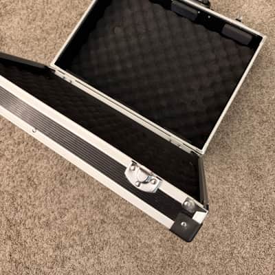 Analog Guitar Effects Pedalboard (8 effects + tuner + wah + power supply) (Near-mint) image 4
