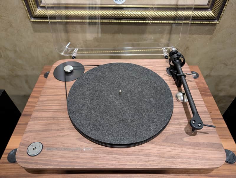Elipson Chroma 400 RIAA Turntable - Built-in Preamp! (Walnut, Oak, Red or Black) image 1