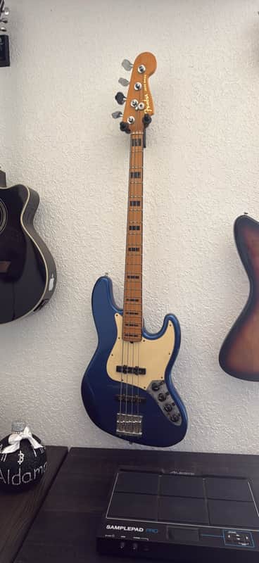 Fender American Ultra Jazz Bass with Maple Fretboard