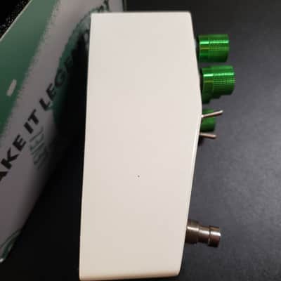 Warm audio Signature fluff drive 2025 - White with green knobs image 6