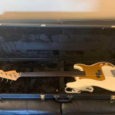 Fretless Precision Bass image 8