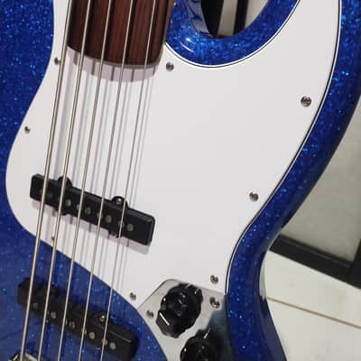 G&L USA JB-5 2017 - Unlined Fretless Quartersawn Neck Blue Metal Flake image 5