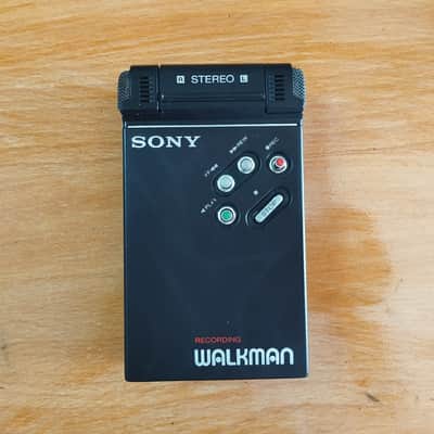 Sony WM R2 1982 - Sony Walkman Cassette player WM R2 black working image 3