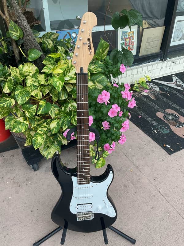 Yamaha EG 112-Black-Strat Style- Electric Guitar image 1