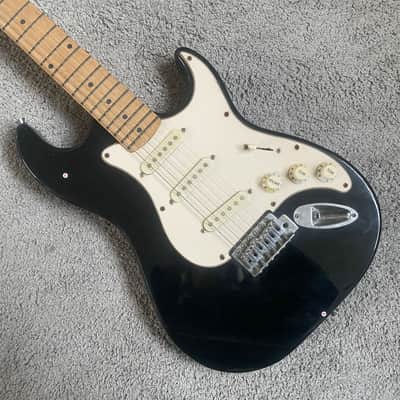 Silvertone Silvertone SSS Electric Guitar, Basswood Body and Maple Neck - Black image 2