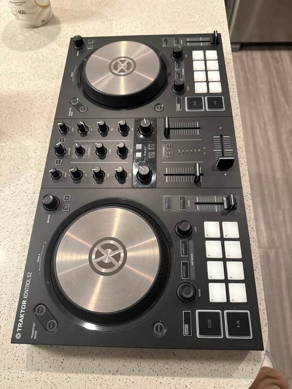 新品未開封　TRAKTOR KONTROL S2 MK3 Native Instruments Traktor Kontrol S2 MK3 2-Channel 2-Deck DJ