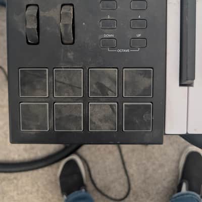 Alesis V25 25-key USB MIDI Controller with Beat Pads 2017 - 2022 - Black image 2