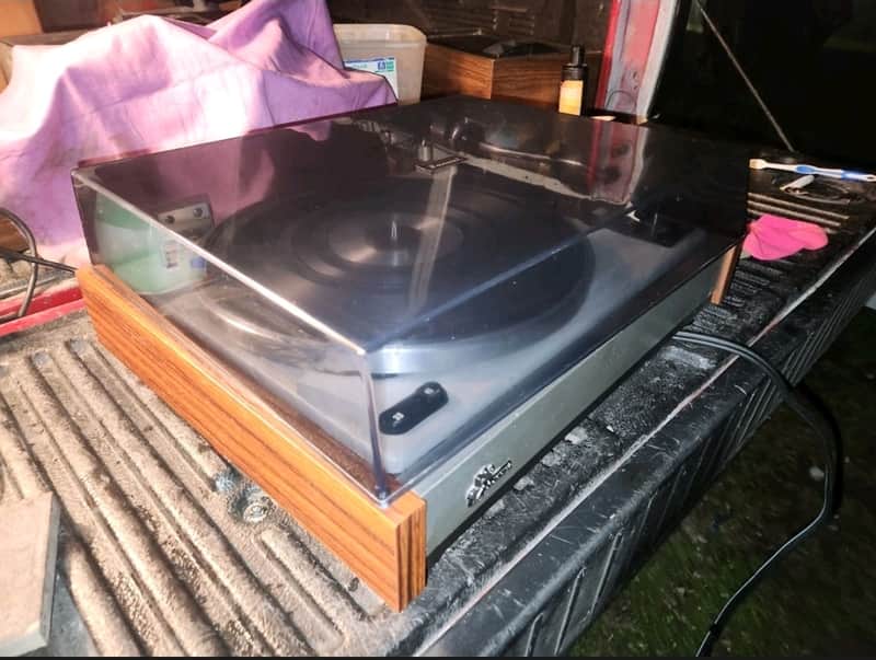 Sansui FR3080 1970 - Wood with tinted cover