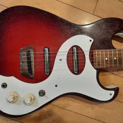 Danelectro/Silvertone Amp in Case 1960 Black to Red  burst 2 pickups tremelo model with foot switch image 3