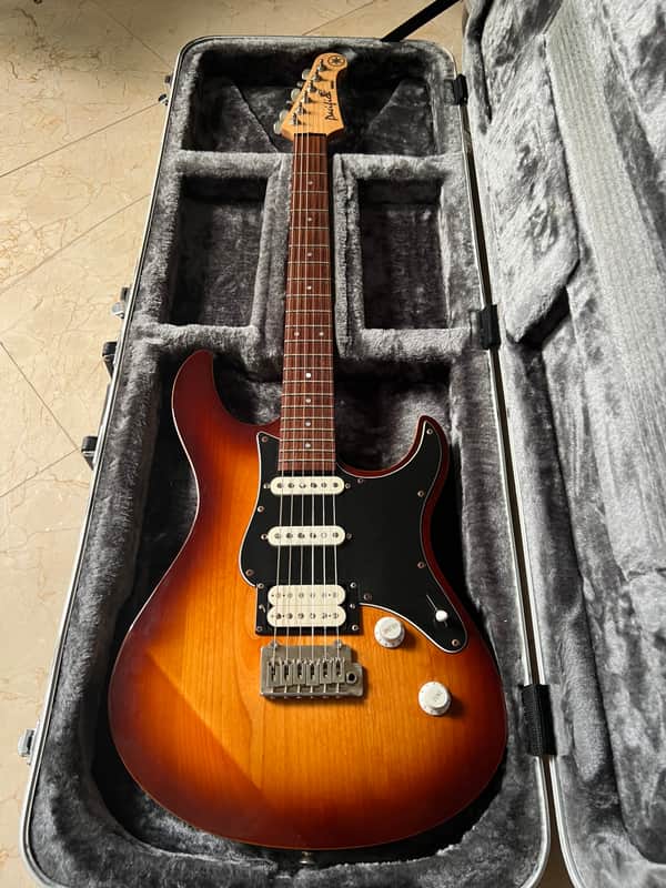 Yamaha Pacifica 412V with 812W pickups image 1