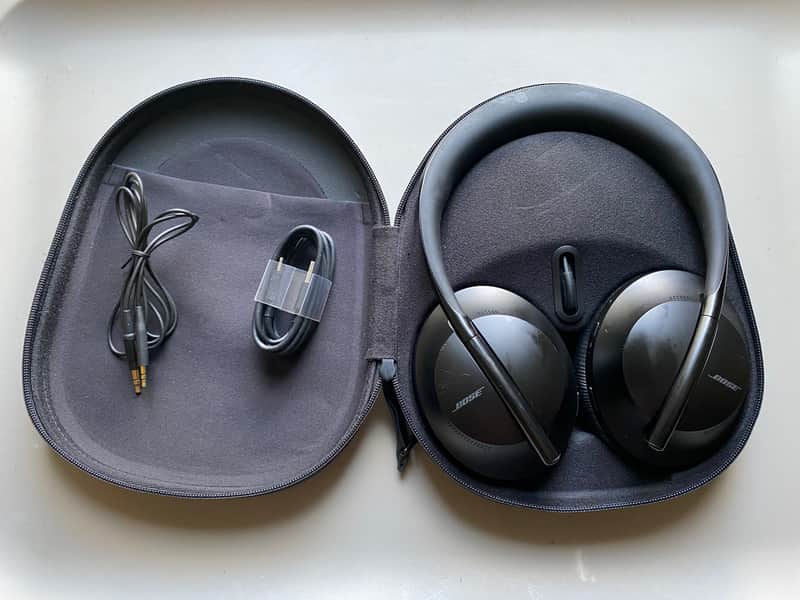 Bose Headphones 700 Wireless Noise Canceling with charging case (Read) image 1