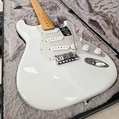 Fender American Ultra II Stratocaster with Maple Fretboard 2024 - Present - Avalanche image 1