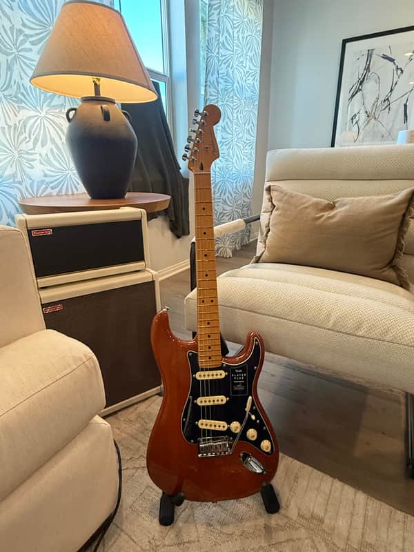 Fender 70th Anniversary Player Plus Stratocaster SSS Transparent Mocha Burst