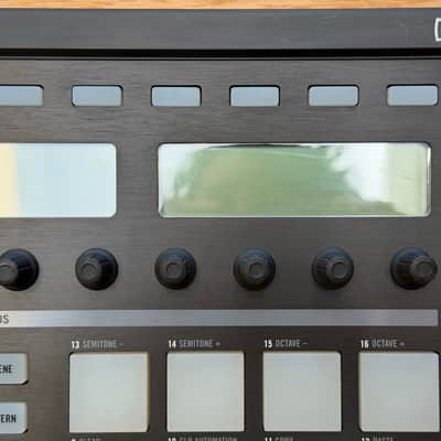 Native Instruments Maschine 2000s - Black image 3
