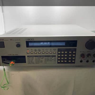 Akai S900 MIDI Digital Sampler 1986 - White